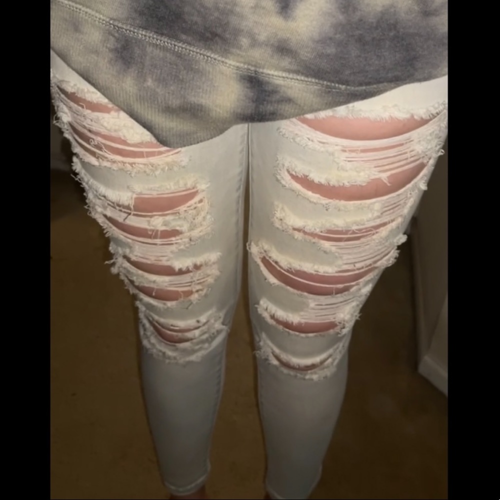 American Eagle ripped light blue jeans, super cute! Size 6